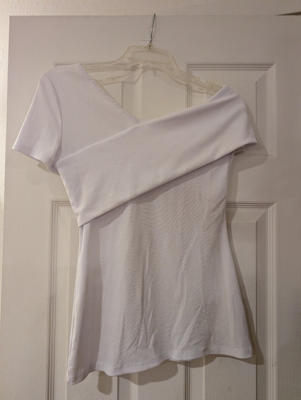 Elegant White Ribbed Off-Shoulder Women’s Top
